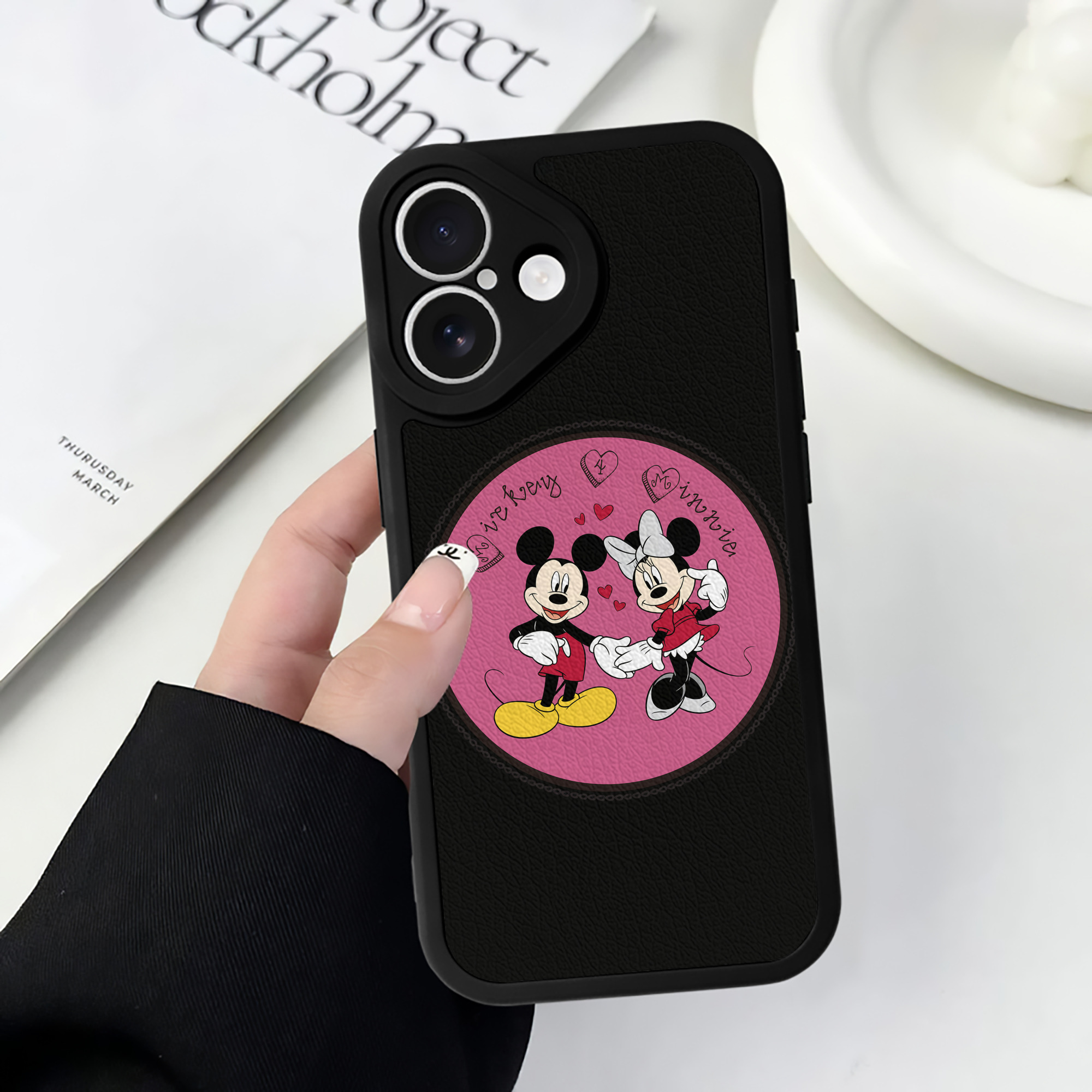 （画像用） ミッキーマウス Mickey Mouse 【iPhone 16シリーズ対応】シリコンスマホケース（レザー調） 材質：シリコン
